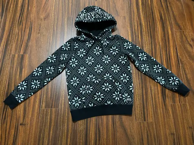 Roots women’s small snowflake hoodie black and white sweatshirt in Women's - Tops & Outerwear in Oshawa / Durham Region - Image 2