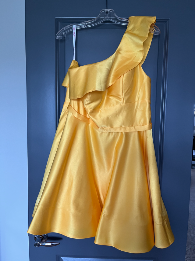 Yellow A-line one shoulder cocktail/GRAD DRESS - 12-14 in Women's - Dresses & Skirts in Calgary - Image 6