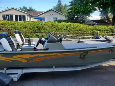 Prix de débarras bateau de pêche de style john boat refait a neuf en 2024 moteur 50hp 2t injection d...