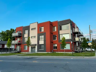 Prix: 1700$/mois Stationnement intérieur (optionnel): +100$/mois Date d’aménagement: 1er août 2025 D...