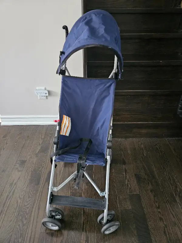 Umbrella Stroller in Strollers, Carriers & Car Seats in Markham / York Region - Image 2