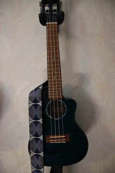 Lanikai QM-CEC quilted Maple concert Electric Uke + hard case, View more