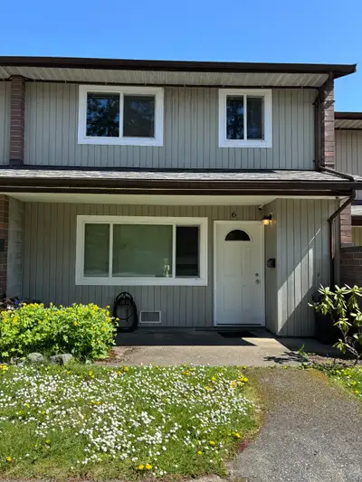 Bright, 3 bed, 2 bath townhome close to University Village Mall. 5 minute walk to VIU. Parking, laun...