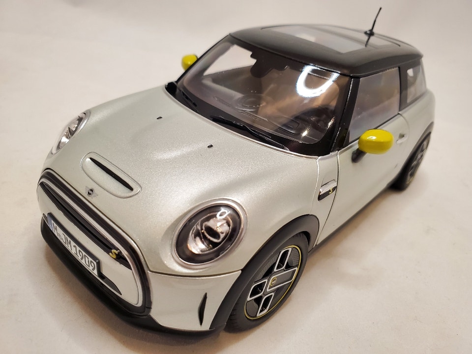 Mini Cooper SE White Silver Norev Dealer Edition 1:18 Diecast