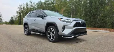 Up for sale is a 2024 Rav4 Plug In Hybrid XSE Two tone color - Silver & Black Under 7000 Km's Seat c...