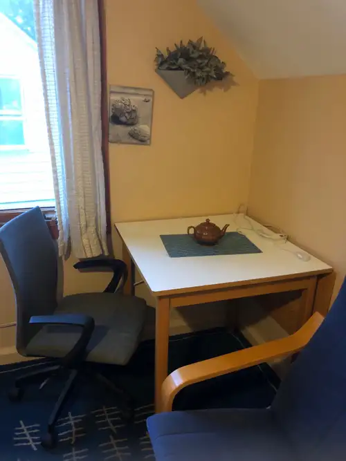 This cozy and well-maintained studio apartment is available for rent and comes fully furnished, maki...