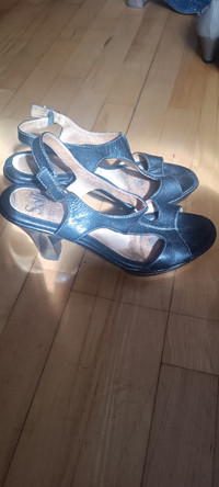 Chaussures femmes grandeur 8 1/2  en cuir 5$