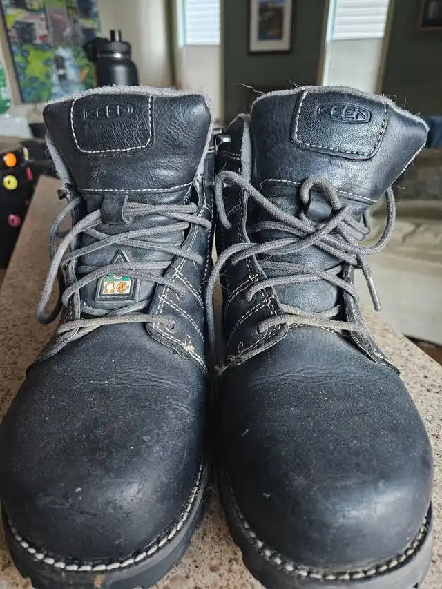 Women's KEEN Work Boots size 39 (8-8.5) in Women's - Shoes in Calgary - Image 2