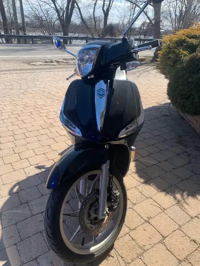 Découvrez cet élégant Scooter Piaggio Liberty 50cc, un scooter fiable et économique. Bien qu'il ne s...