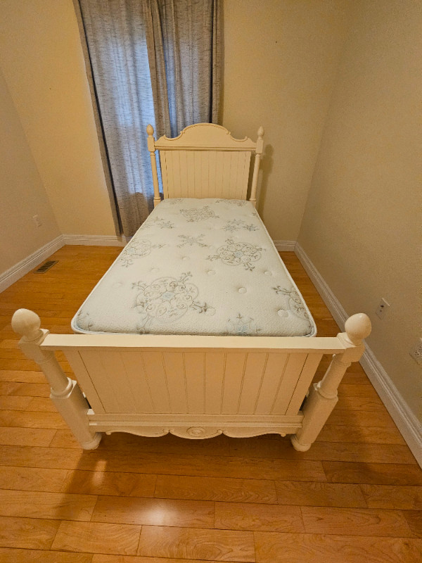 5 Piece Twin Bedroom Set in Enfield in Beds & Mattresses in Bedford - Image 3