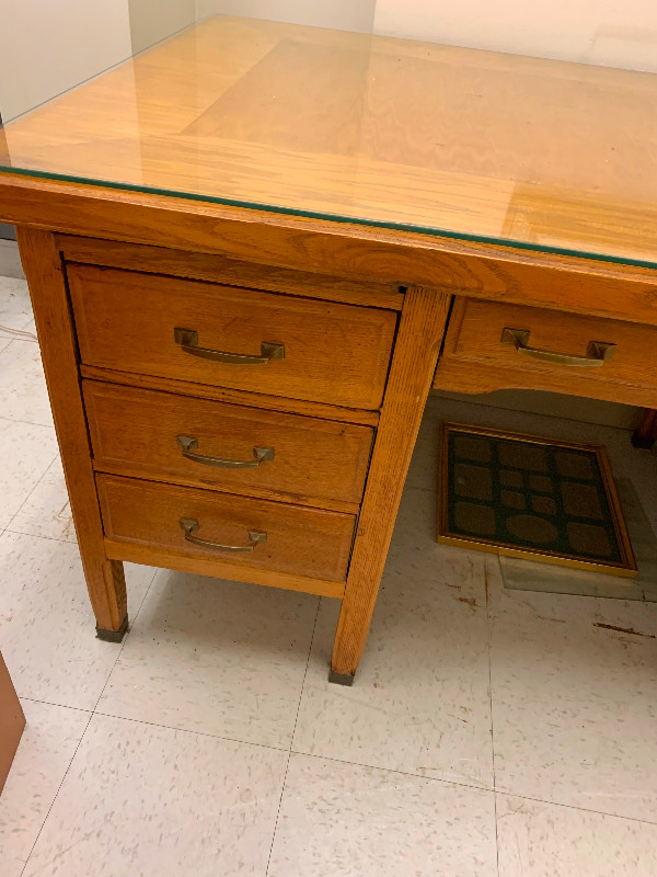 Desk Teachers Antique Oak desk " Like New in Desks in Chatham-Kent - Image 3