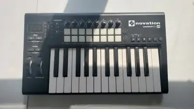 Barely used 25-key usb-powered midi keyboard and controller. Requires DAW software to use. Price is...