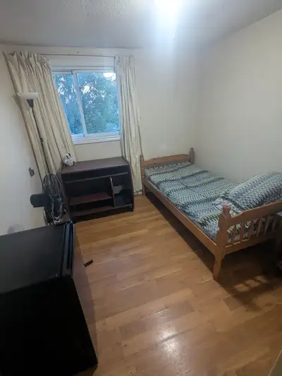 Move in today! 2nd floor small room available immediately in an end unit townhouse. room for one per...