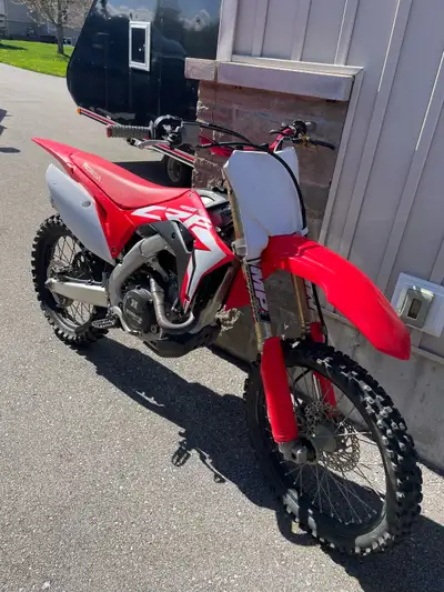 Selling a 2018 CRF 450 R in amazing shape for the year low Hours. Only trail ridden. Everything is g...
