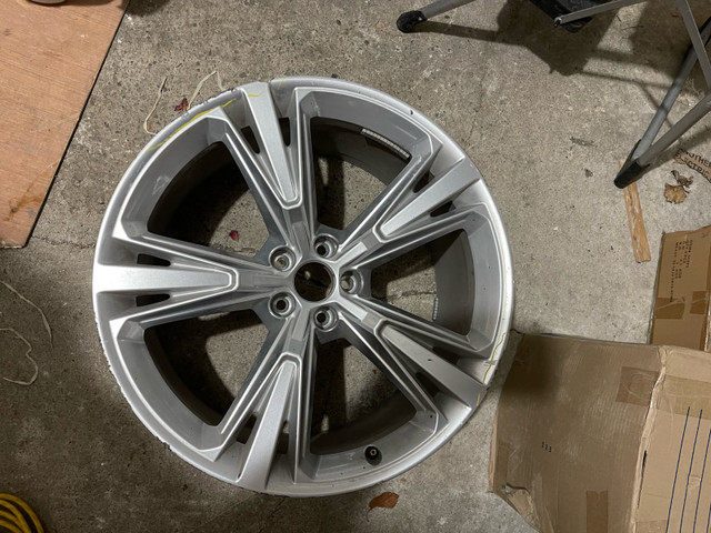 Original Audi Q8 mag rim for sale dans Autos et camions  à Ville de Montréal