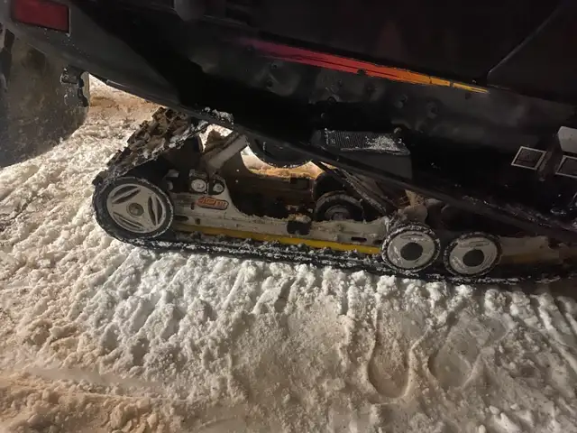 Snowmobile in Snowmobiles in Markham / York Region - Image 7