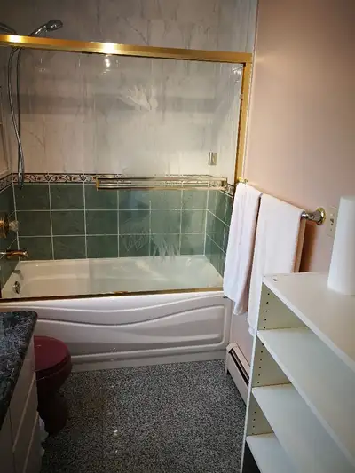 Private Room w Bath; shared kitchen; Student/Intern $980