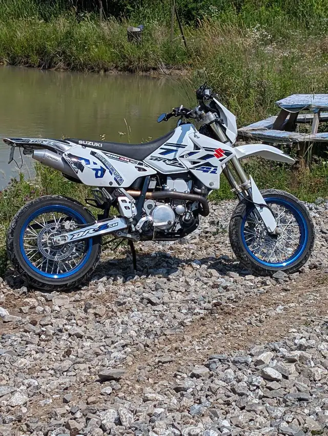 2017 Suzuki drz 400SM in Sport Bikes in Hamilton - Image 2