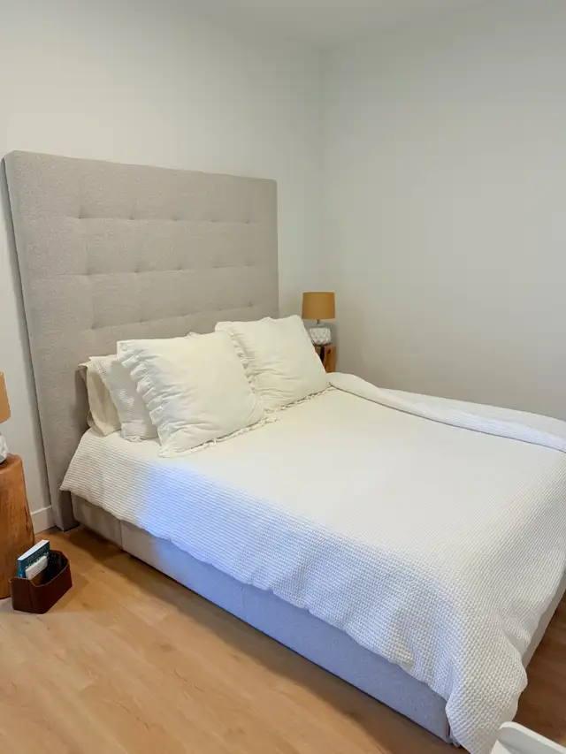 Base de lit Jaymar Grandeur Queen avec tiroirs latérales in Beds & Mattresses in City of Montréal - Image 5