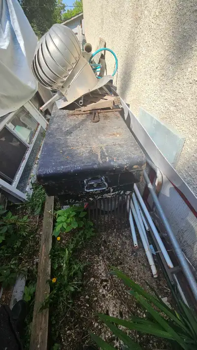 Older style truck bed toolbox. Lids firmly attached. Latches work. No keys.