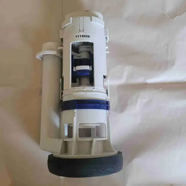Voreal dual flush valve for toilet tank in Plumbing, Sinks, Toilets & Showers in City of Montréal - Image 2