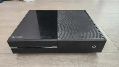 Xbox One with Controller and Games Comes with Xbox One Kinect Used Works Perfectly All Cables Includ...