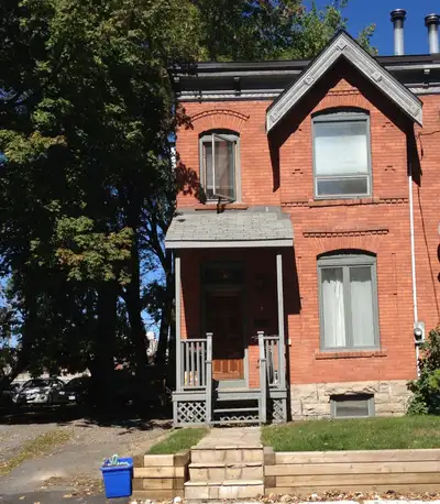Aug.1 -4th male wanted to share Glebe townhouse.The room is 10x11, bright, hardwood .Lookinhg for cl...