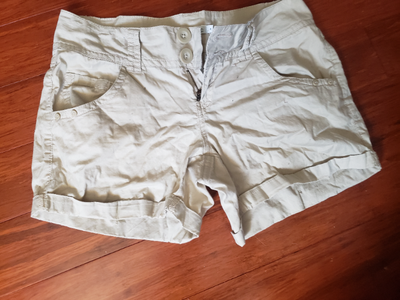 Women's shorts size 4, View more