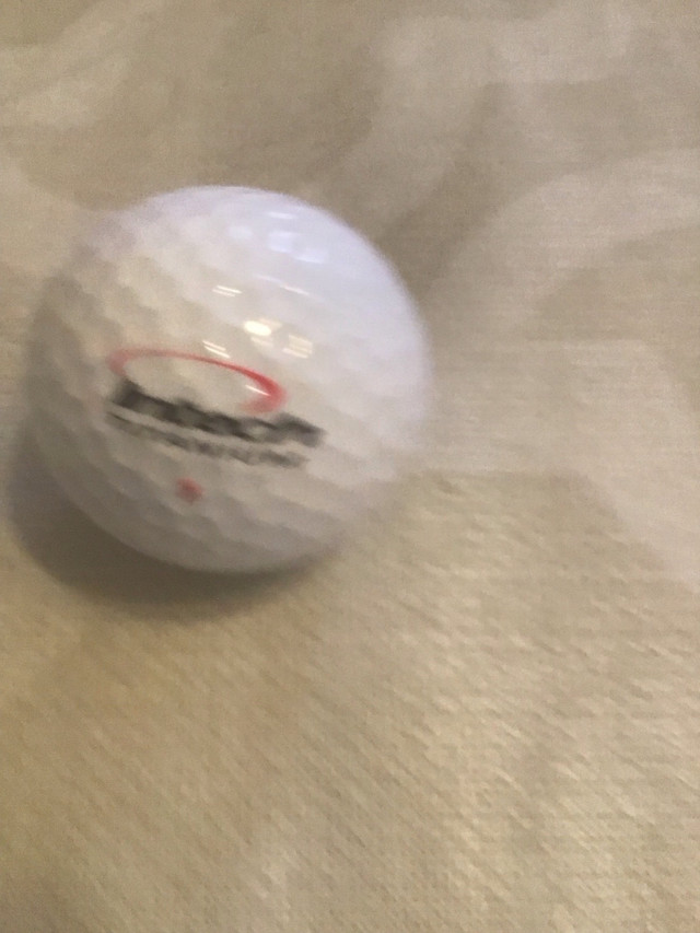 1 boîte de balle de golf neuve( intech hot titanium) dans Golf  à Longueuil/Rive Sud - Image 2
