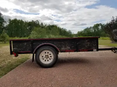 4' X 8' Tilt Deck Utility trailer, built by Airdrie Trailers. GAWR 909 kg....2000lbs. Solidly built,...