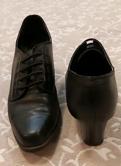 Dr Scholl Gel Pak black size 8 shoes - $20 In excellent condition. P/U Eastview.