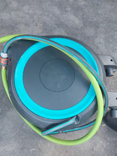 Retractable garden hose