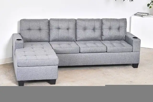 Grey Sectional Couch in Couches & Futons in City of Montréal - Image 3