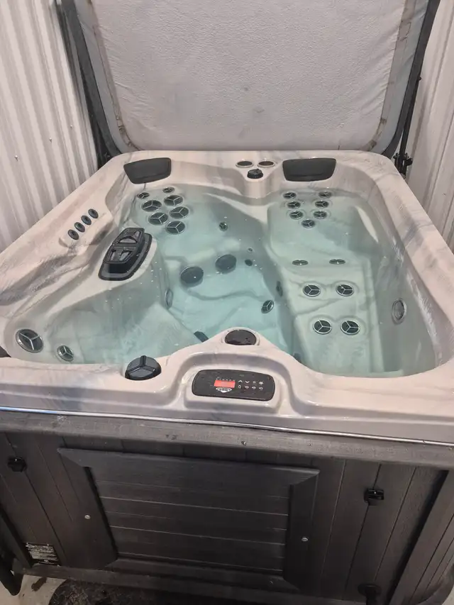 2023 Arctic Spas, Arctic Fox Salt water hot tub. in Hot Tubs & Pools in Kitchener / Waterloo - Image 3