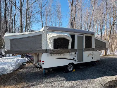 Je vends ma tente-roulotte Rockwood Premier 2514g, 2011, une option fantastique pour ceux qui cherch...