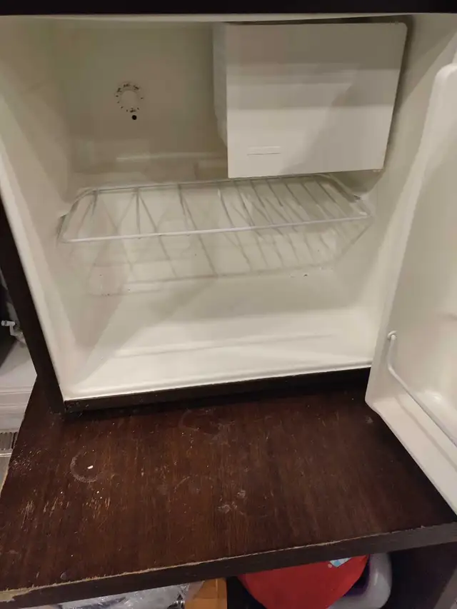 GE Mini Fridge in Refrigerators in Oshawa / Durham Region - Image 3
