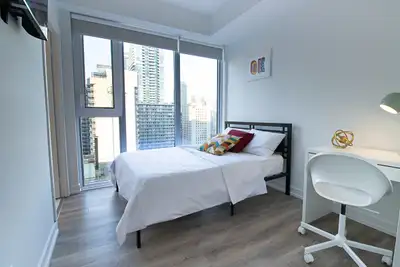 Master Room & Private Bathroom near Eaton Center
