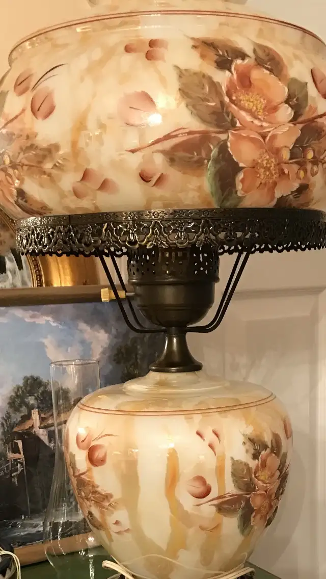 Beautiful Glass Lamp, Vintage in Indoor Lighting & Fans in City of Montréal - Image 6