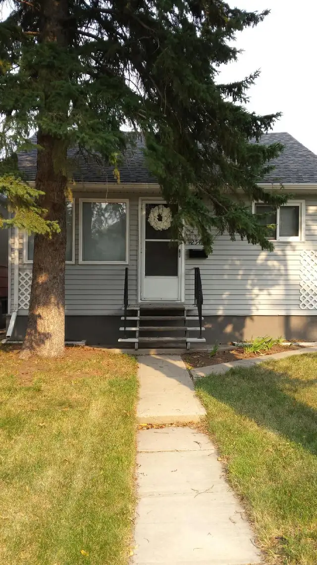 COZY RENOVATED 3 BEDROOM FOR RENT-$1850.00-SEPT. 15-306-591-5532