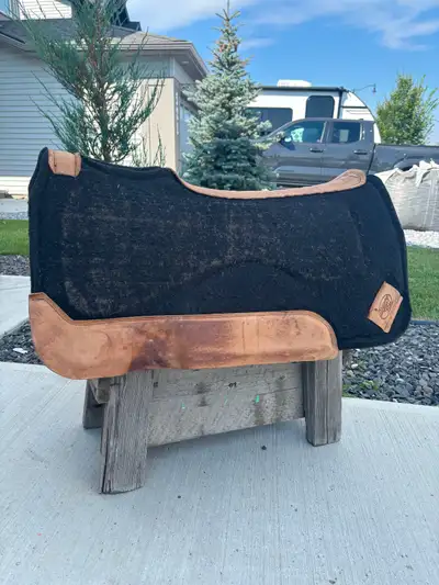 Used 1" Impact Gel Saddle Pad 30" x 30". Some wear to the felt and minor loose stitching on the spin...
