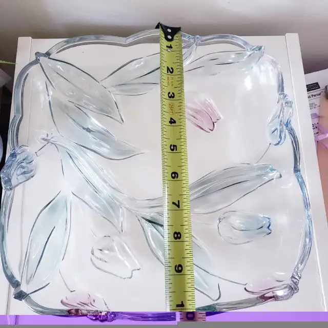 Vintage  Mikasa Tivoli Crystal Pink Tulips Large Flower Divided  in Home Décor & Accents in Ottawa - Image 7