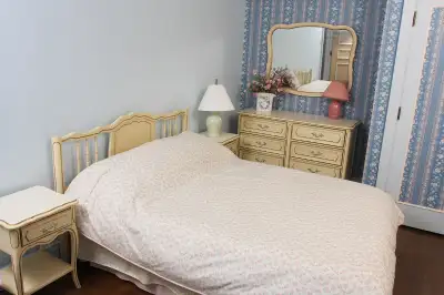 Mobilier de chambre à coucher (commode, tables de chevet, lit, ., View more