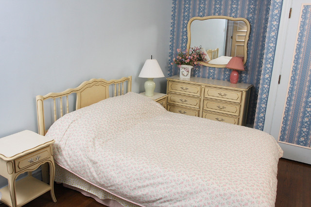 Mobilier de chambre à coucher (commode, tables de chevet, lit, . dans Commodes et armoires  à Ville de Québec