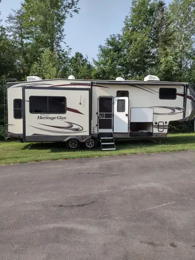 This cozy couple's 5th wheel features: 3 slides two air conditioning units Smart TV and satellite re...