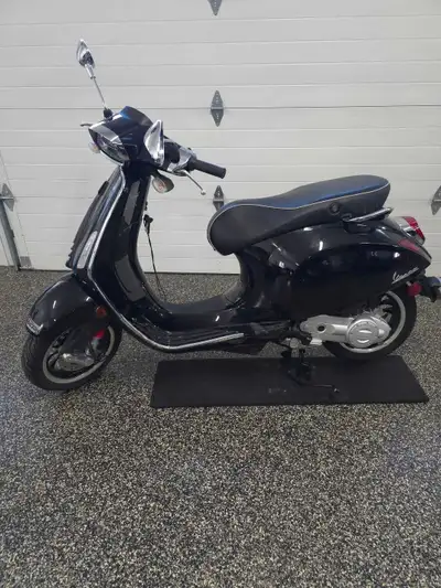 À vendre : Vespa SPRINT 50 2022 – Élégance, liberté et efficacité ! Tu cherches un scooter stylé, fi...