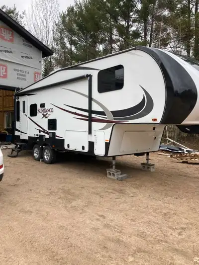 2016 Heartland Sundance XLT 267 RL fifth wheel RV with two slide outs, kitchen, dinette with chairs...