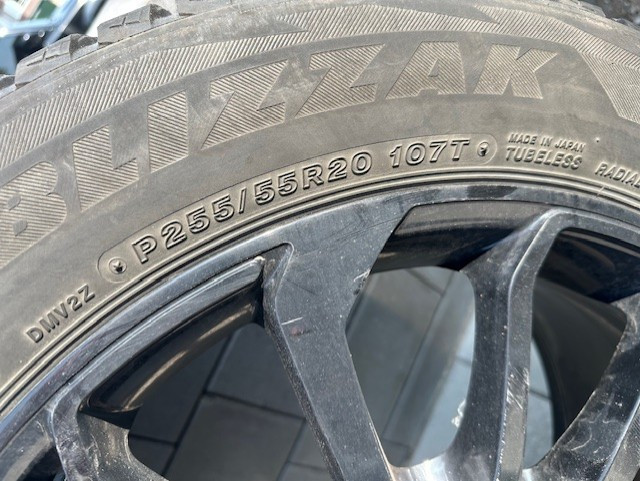 255-50-20  (Range Rover Sport) winter tires and rims in Tires & Rims in Markham / York Region - Image 4