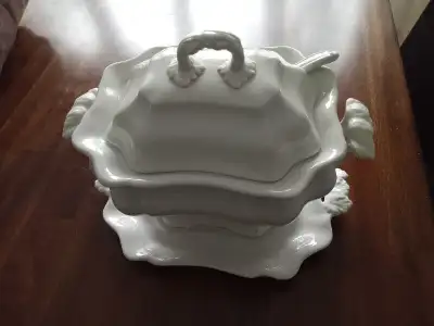 Soupière en Porcelaine blanche! 4 Morceaux! 15 x 11 x 11", View more