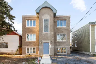 Chambre lumineuse à louer – Longueuil– 775$/mois Une belle chambre privée est disponible dans un gra...