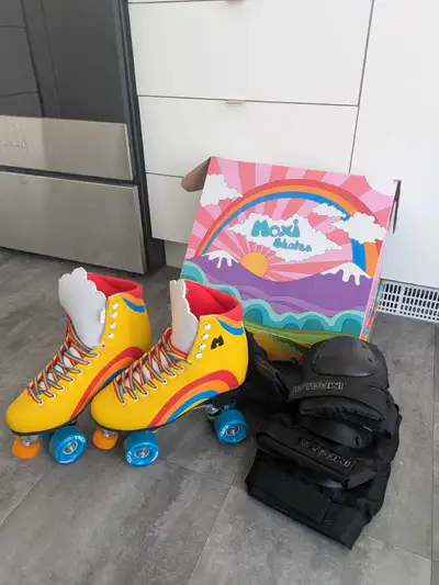 - Jolie patins à roulettes, taille 9 femme, vendu avec les protections genoux, coudes, poignets. Uti...
